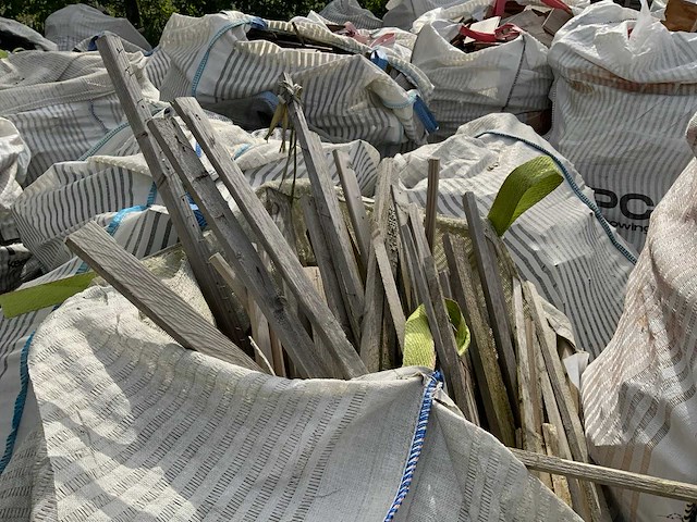 Big-bags met restanten hout - afbeelding 3 van  6