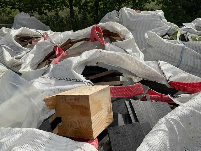 Big-bags met restanten hout - afbeelding 4 van  6