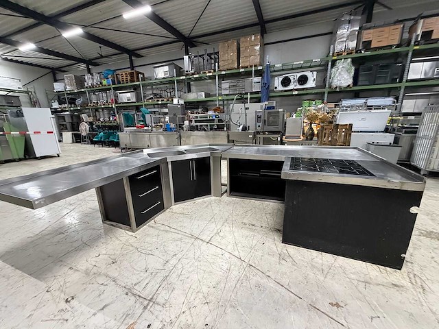 Bijkerk -rvs/trespa- keukenopstelling - afbeelding 1 van  12