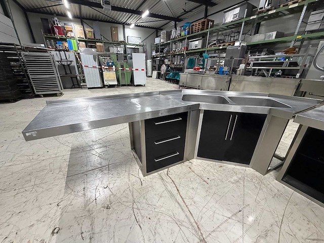 Bijkerk -rvs/trespa- keukenopstelling - afbeelding 5 van  12