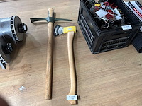 Bijl en pikhouweel - afbeelding 1 van  3