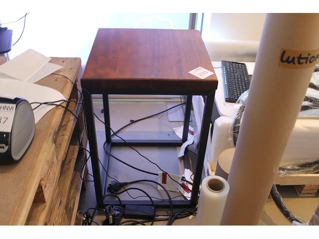 Bijzettafel met houten blad. afmeting 50 x 50 x 75 cm. - afbeelding 1 van  2