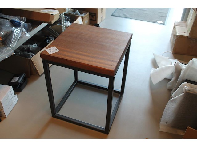 Bijzettafel met houten blad en afmeting 50 x 50 x 65 cm. - afbeelding 1 van  2