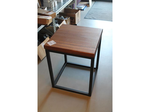 Bijzettafel met houten blad en afmeting 50 x 50 x 65 cm. - afbeelding 2 van  2