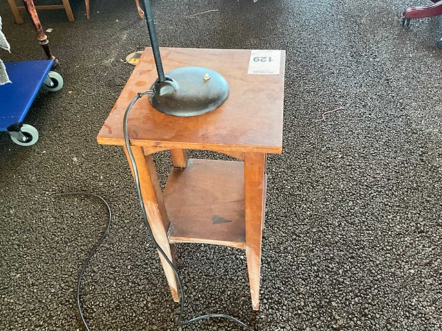 Bijzettafel met lamp - afbeelding 3 van  4