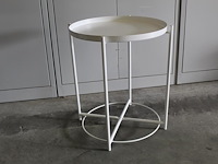Bijzettafel rond 42x52 cm wit metaal met afneem dienblad. afmeting 47,5 cm en hoogte 53 cm