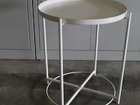 Bijzettafel rond 42x52 cm wit metaal met afneem dienblad. afmeting 47,5 cm en hoogte 53 cm - afbeelding 2 van  3