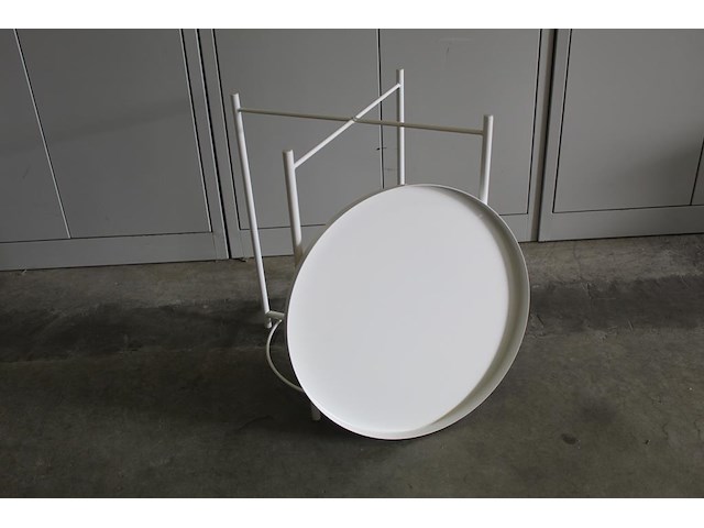 Bijzettafel rond 42x52 cm wit metaal met afneem dienblad. afmeting 47,5 cm en hoogte 53 cm - afbeelding 3 van  3