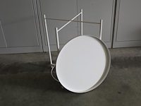 Bijzettafel rond 42x52 cm wit metaal met afneem dienblad. afmeting 47,5 cm en hoogte 53 cm - afbeelding 3 van  3