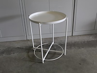 Bijzettafel rond 42x52 cm wit metaal met afneem dienblad. afmeting 47,5 cm en hoogte 53 cm