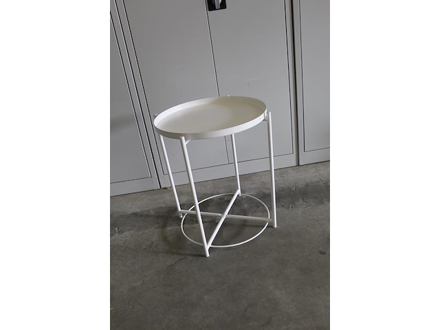 Bijzettafel rond 42x52 cm wit metaal met afneem dienblad. afmeting 47,5 cm en hoogte 53 cm - afbeelding 2 van  3