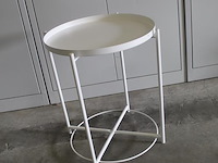 Bijzettafel rond 42x52 cm wit metaal met afneem dienblad. afmeting 47,5 cm en hoogte 53 cm - afbeelding 2 van  3