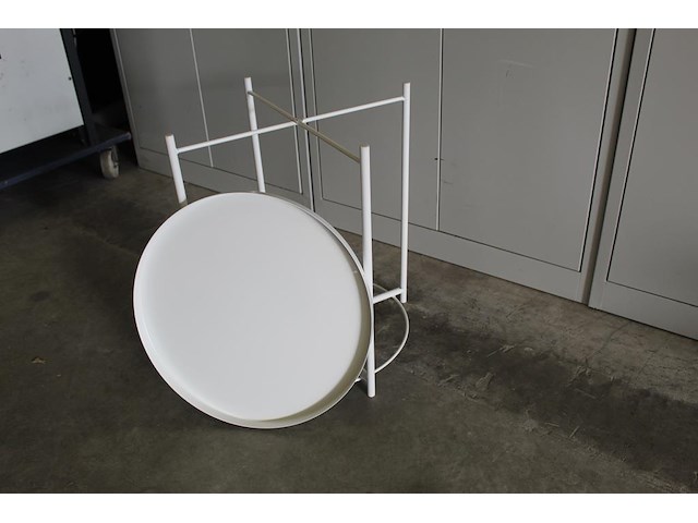 Bijzettafel rond 42x52 cm wit metaal met afneem dienblad. afmeting 47,5 cm en hoogte 53 cm - afbeelding 3 van  3