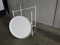 Bijzettafel rond 42x52 cm wit metaal met afneem dienblad. afmeting 47,5 cm en hoogte 53 cm - afbeelding 3 van  3