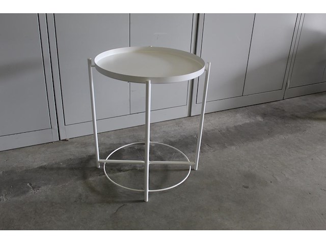 Bijzettafel rond 42x52 cm wit metaal met afneem dienblad. afmeting 47,5 cm en hoogte 53 cm - afbeelding 1 van  3