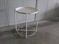 Bijzettafel rond 42x52 cm wit metaal met afneem dienblad. afmeting 47,5 cm en hoogte 53 cm