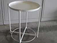 Bijzettafel rond 42x52 cm wit metaal met afneem dienblad. afmeting 47,5 cm en hoogte 53 cm - afbeelding 2 van  3