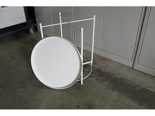 Bijzettafel rond 42x52 cm wit metaal met afneem dienblad. afmeting 47,5 cm en hoogte 53 cm - afbeelding 3 van  3
