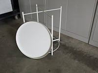 Bijzettafel rond 42x52 cm wit metaal met afneem dienblad. afmeting 47,5 cm en hoogte 53 cm - afbeelding 3 van  3