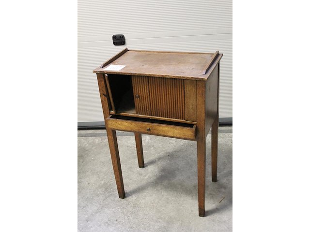 Bijzettafeltje met lade en defect schuifdeurtje. afmeting 47 x 30,5 cm. hoogte 69 cm. - afbeelding 2 van  3