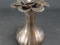 Bijzonder bloemgevormde aardewerk vaas - afbeelding 1 van  5