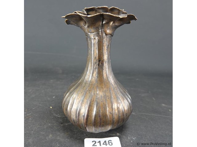 Bijzonder bloemgevormde aardewerk vaas - afbeelding 2 van  5