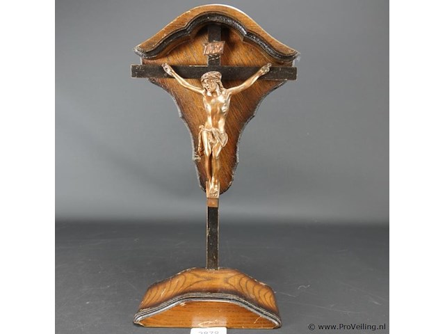 Bijzonder vormgegeven crucifix met koperen corpus - afbeelding 1 van  5