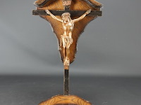 Bijzonder vormgegeven crucifix met koperen corpus - afbeelding 1 van  5