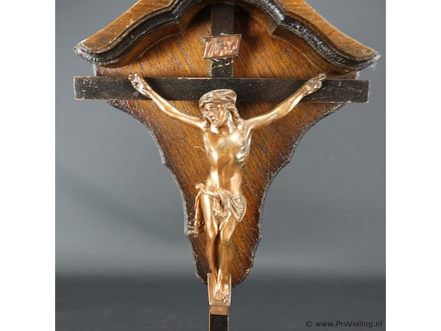 Bijzonder vormgegeven crucifix met koperen corpus - afbeelding 3 van  5