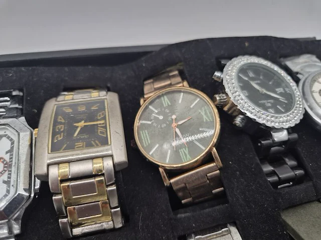 Bijzondere horlogecollectie – 30 polshorloges – mix van vintage, klassiek en modern – inclusief horlogebatterijen - afbeelding 2 van  13