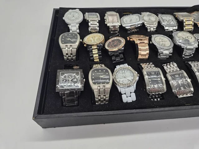 Bijzondere horlogecollectie – 30 polshorloges – mix van vintage, klassiek en modern – inclusief horlogebatterijen - afbeelding 6 van  13
