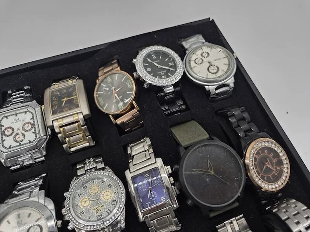 Bijzondere horlogecollectie – 30 polshorloges – mix van vintage, klassiek en modern – inclusief horlogebatterijen - afbeelding 8 van  13
