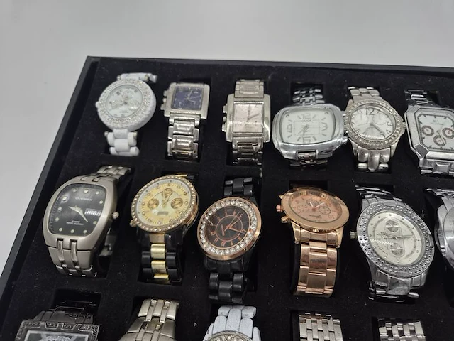 Bijzondere horlogecollectie – 30 polshorloges – mix van vintage, klassiek en modern – inclusief horlogebatterijen - afbeelding 9 van  13