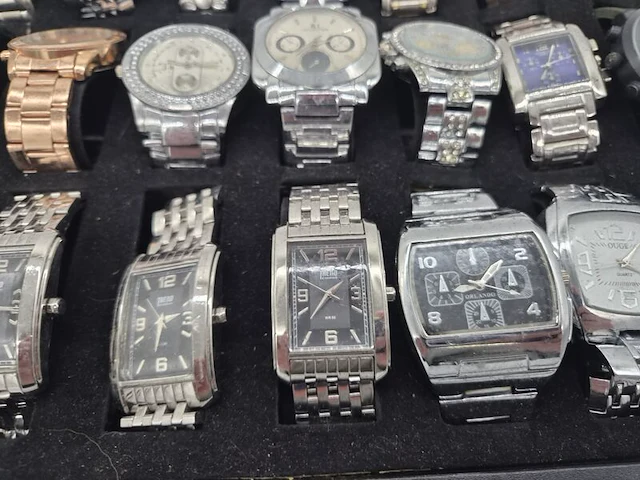 Bijzondere horlogecollectie – 30 polshorloges – mix van vintage, klassiek en modern – inclusief horlogebatterijen - afbeelding 12 van  13
