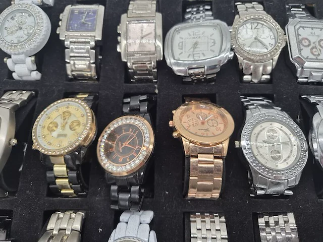 Bijzondere horlogecollectie – 30 polshorloges – mix van vintage, klassiek en modern – inclusief horlogebatterijen - afbeelding 13 van  13