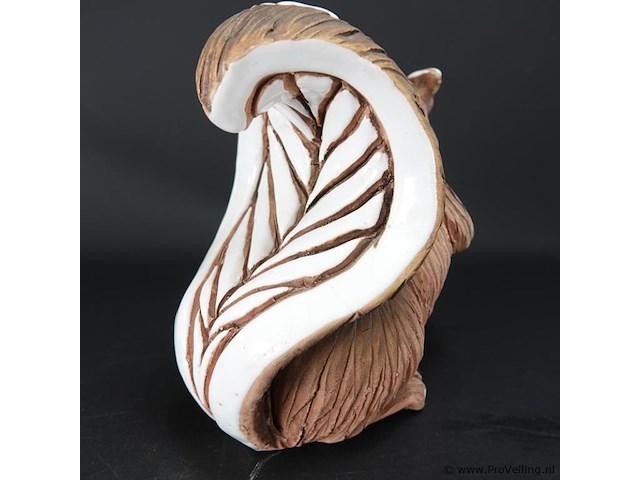 Bijzondere kunstig gemaakte aardewerk eekhoorn - afbeelding 4 van  5