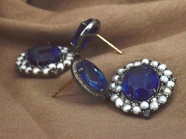 Bijzondere oorbellen met natuurlijke edelstenen en diamant - afbeelding 1 van  11