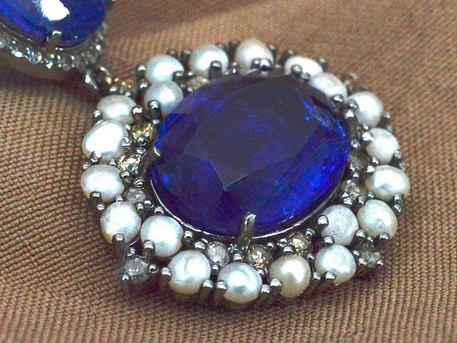 Bijzondere oorbellen met natuurlijke edelstenen en diamant - afbeelding 6 van  11