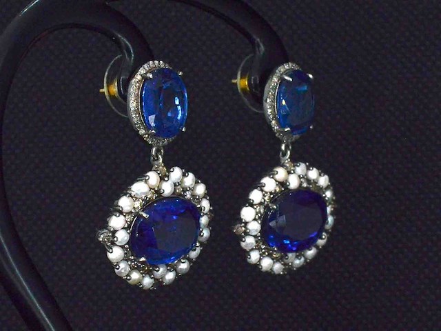 Bijzondere oorbellen met natuurlijke edelstenen en diamant - afbeelding 4 van  11