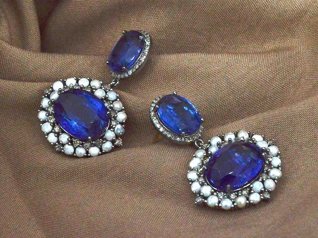 Bijzondere oorbellen met natuurlijke edelstenen en diamant - afbeelding 8 van  11