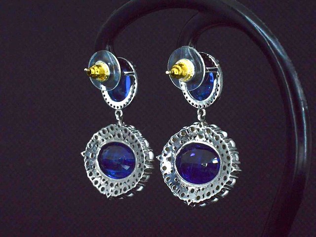 Bijzondere oorbellen met natuurlijke edelstenen en diamant - afbeelding 6 van  11