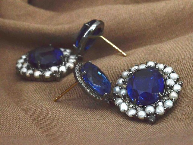 Bijzondere oorbellen met natuurlijke edelstenen en diamant - afbeelding 11 van  11