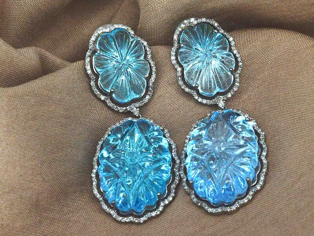 Bijzondere oorbellen met natuurlijke edelstenen en diamant - afbeelding 8 van  10