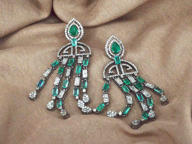 Bijzondere oorbellen natuurlijke edelstenen en diamant - afbeelding 2 van  11