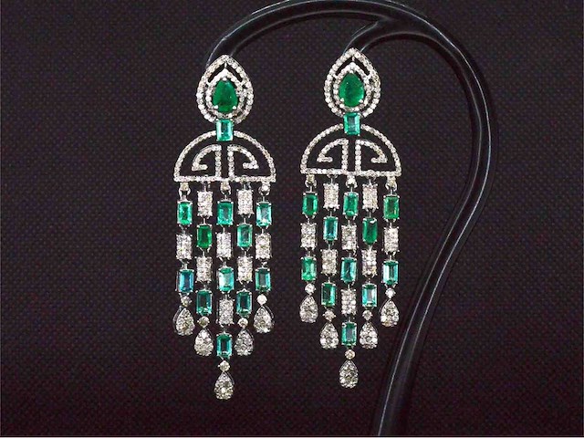 Bijzondere oorbellen natuurlijke edelstenen en diamant - afbeelding 1 van  11