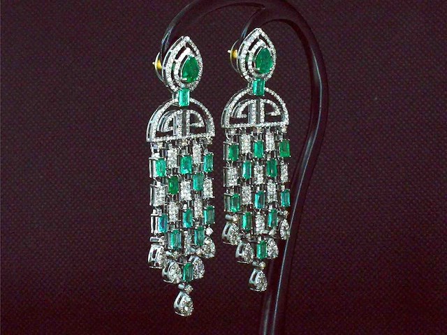 Bijzondere oorbellen natuurlijke edelstenen en diamant - afbeelding 6 van  11