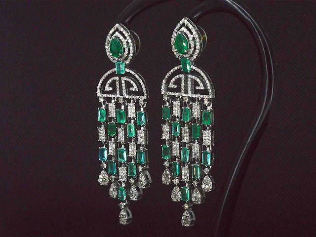 Bijzondere oorbellen natuurlijke edelstenen en diamant - afbeelding 8 van  11