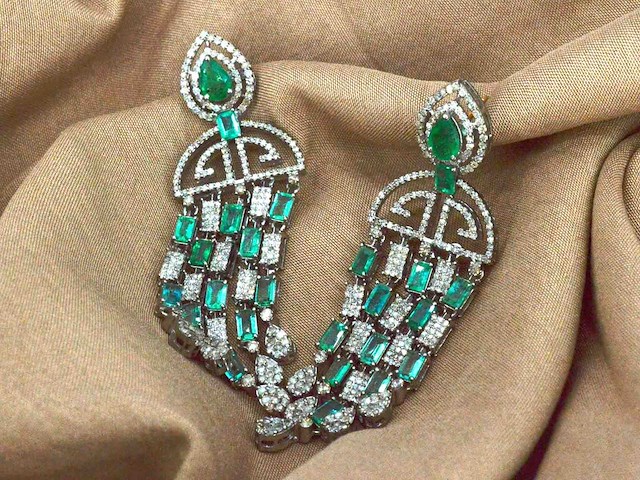 Bijzondere oorbellen natuurlijke edelstenen en diamant - afbeelding 9 van  11