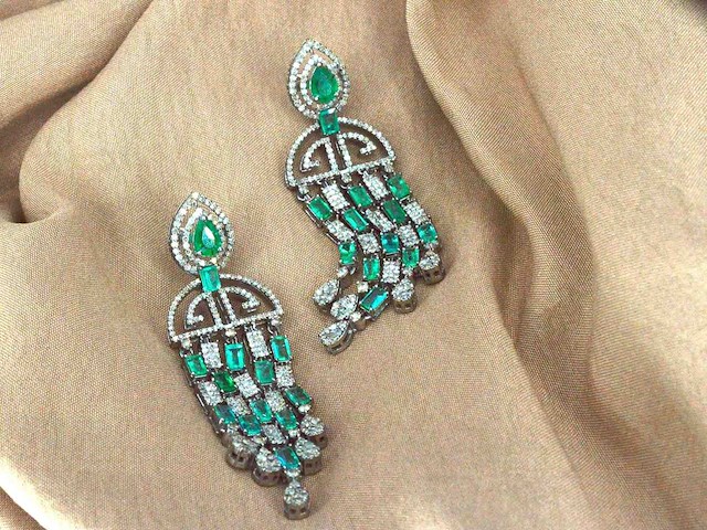 Bijzondere oorbellen natuurlijke edelstenen en diamant - afbeelding 10 van  11