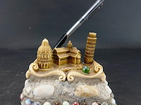 Bijzondere pennenhouder - afbeelding 1 van  5